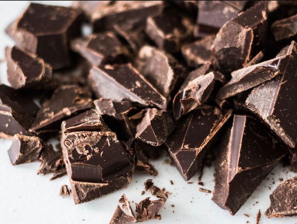 Përfitimet shëndetësore nëse hani një copë çokollatë të zezë çdo ditë