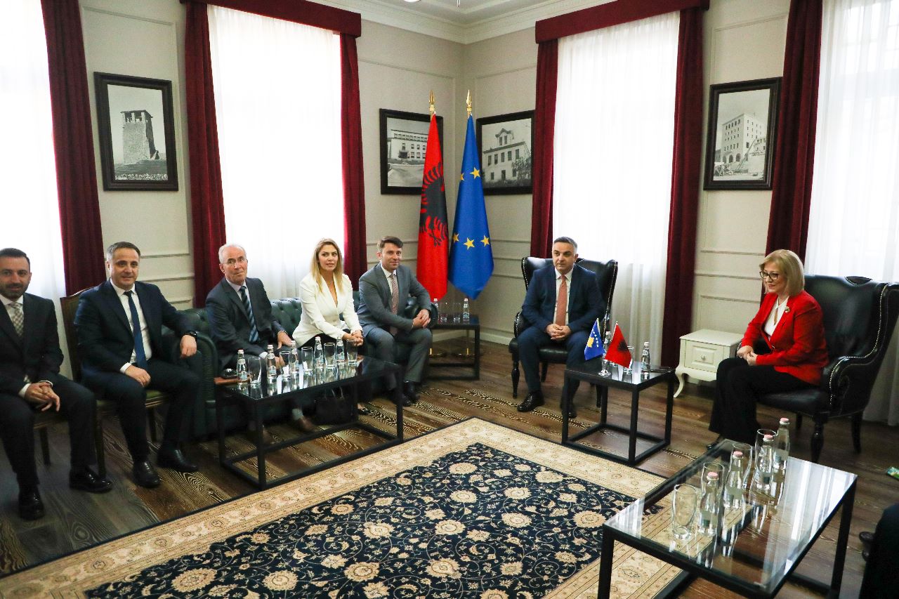 Nikolla priti delegacionin e Komisionit për Legjislacionin të Kuvendit të Kosovës