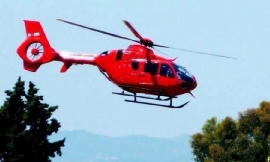  Plagosi me thikë gruan dhe më pas veten në Tepelenë. 40-vjeçarja me helikopter drejt Tiranës