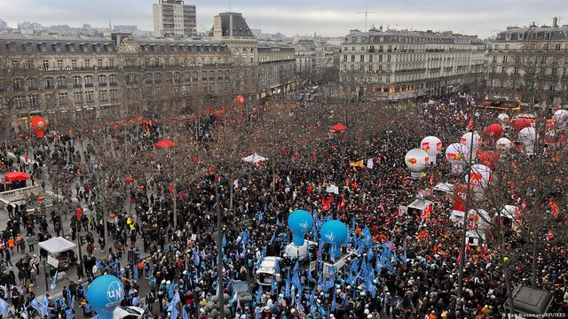 Franca miraton ligjin mes protestash, mosha e pensionit rritet në 64 vjeç