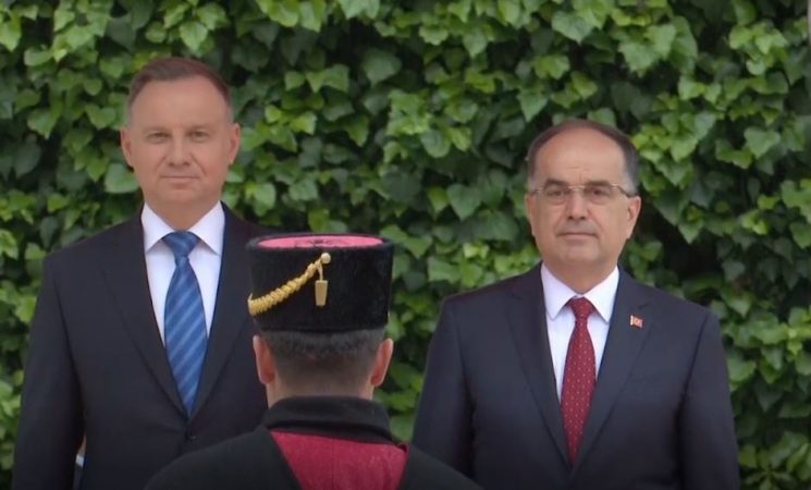 Presidenti i Polonisë vizitë dy-ditore në Shqipëri, pritet në një ceremoni zyrtare nga Begaj