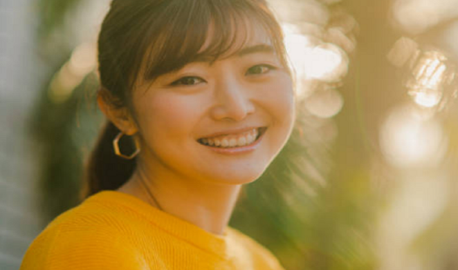 Heqja e maskave pas 3 vitesh pandemi, Japonia zhvillon kurse për të mësuar njerëzit si të buzëqeshin përsëri