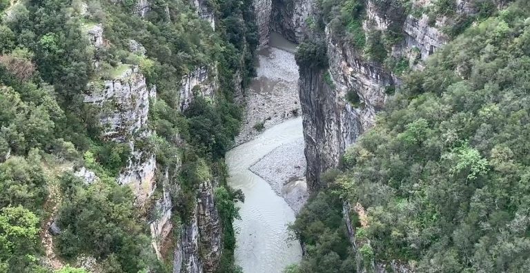 E mori rrjedhja e ujit në kanionet e Osumit, vijojnë prej katër ditësh kërkimet për gjetjen e trupit të 68-vjeçarit holandez