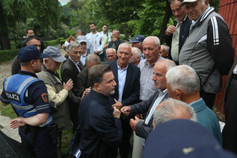 Minatorët protestë para Kuvendit, ndalojnë deputetin Erion Braçe: Marrim pension qesharak!