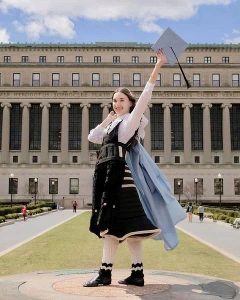 Studentja në “Columbia” vesh xhubletën ditën e diplomimit