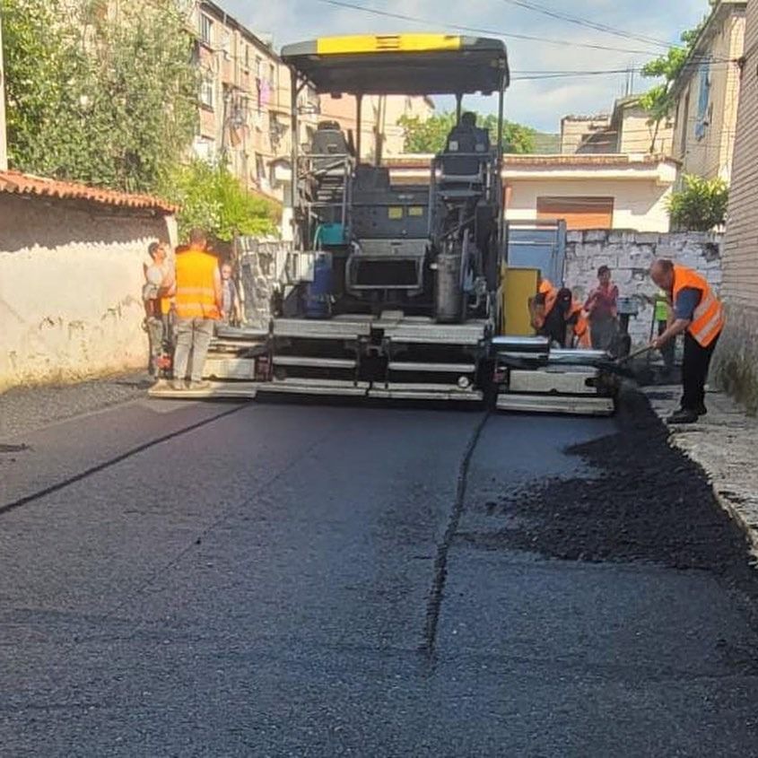 Bashkia e Tiranës vijon ndërhyrjet për asfaltimin e rrugëve nëpër lagje