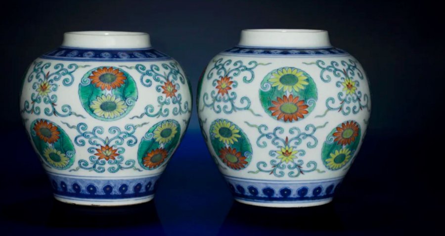 Dy vazo të dinastisë Qing, të blera në dyqanin e ushqimeve, shiten mbi 74 mijë dollarë