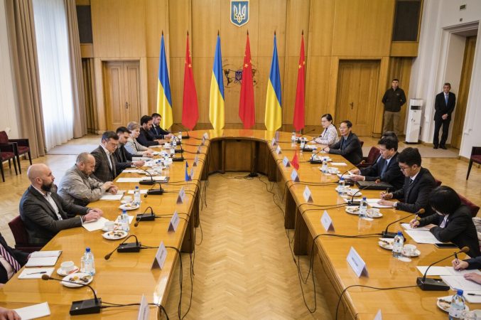 I dërguari i posaçëm i Kinës në Kiev, bisedime me zyrtarët ukrainas për paqe me Rusinë