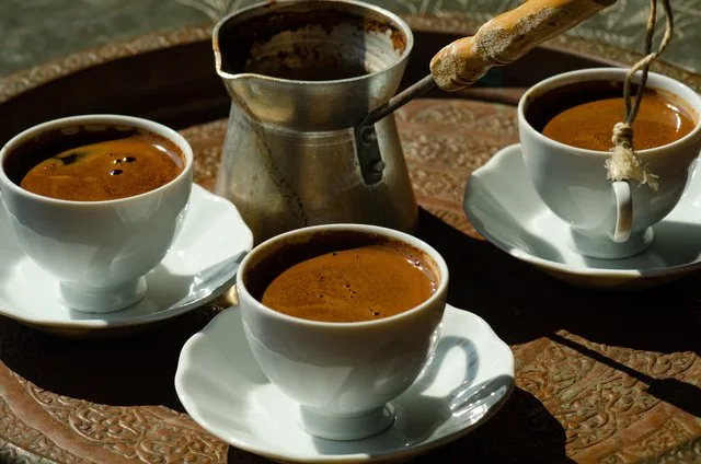 “Nëse mikut i nxjerrin kafenë e trete, ai duhet të…” Zakoni shqiptar i tre kafeve qē sot nuk ekziston më