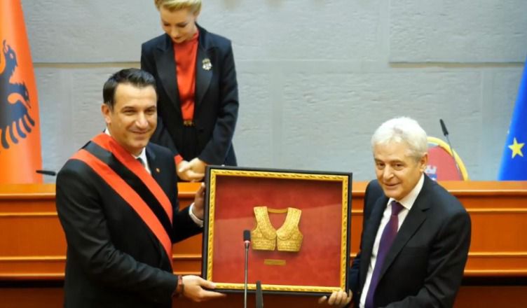Tirana nderon Ali Ahmetin me titullin “Qytetar Nderi”, Veliaj: Ali Ahmeti, frymëzues dhe misionar, do të mbetet në historinë e gjatë të kombit dhe qytetit tonë