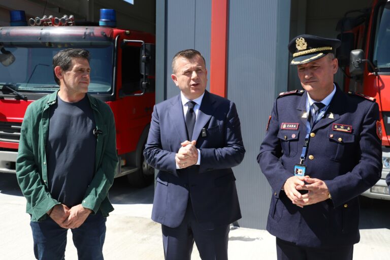 Ministri Balla me Shërbimin Zjarrfikës në Kamëz: Kemi hyrë në fazë të re transformimi infrastrukturor dhe trajtimi të duhur financiar