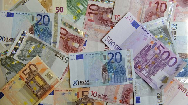 Banka e Shqipërisë ndalon “rrokullisjen” e euros, po e mban kursin pranë kufirit të 100 lekëve