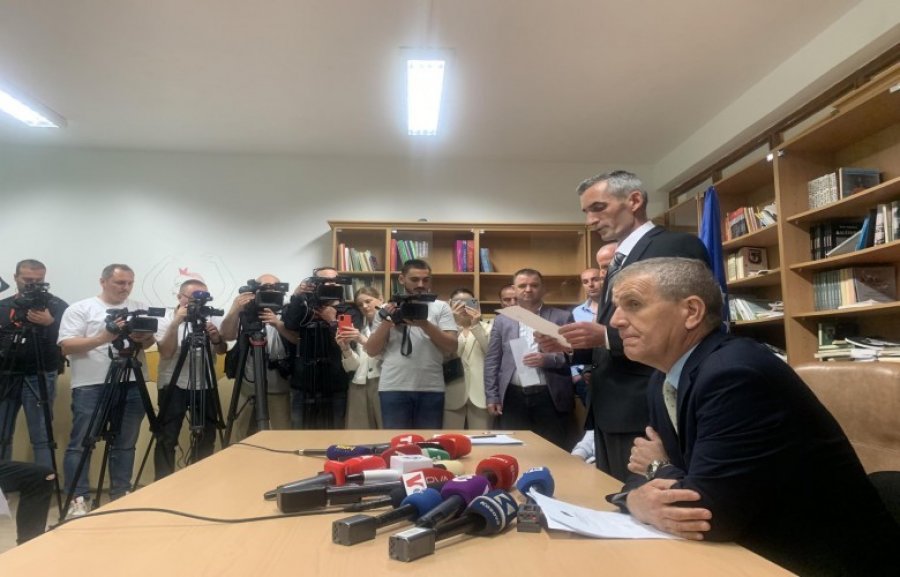 Kosovë: Betohet kryetar i ri i komunës së Zveçanit, Ilir Peci