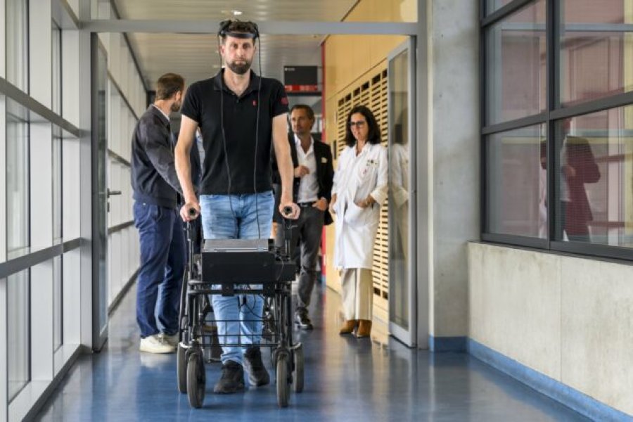 I paralizuar prej 10 vitesh, 40-vjeçari ecën sërish falë inteligjencës artificiale