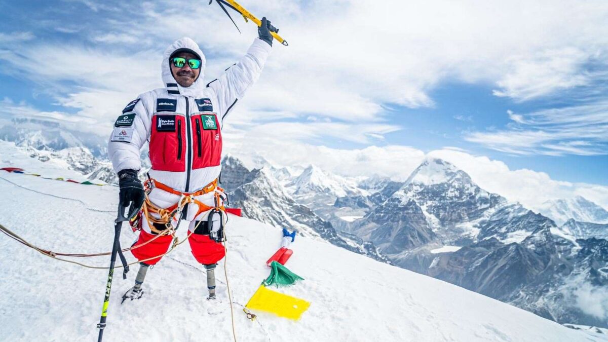 Veterani pa këmbë ngjitet në majën e Everestit