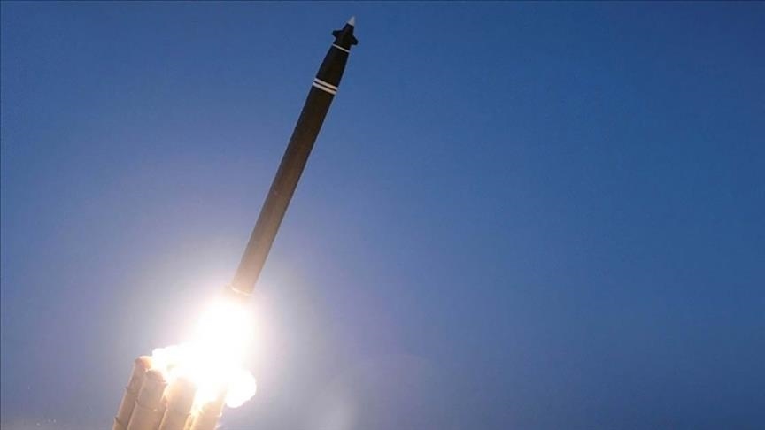 Koreja e Veriut lëshon raketa balistike