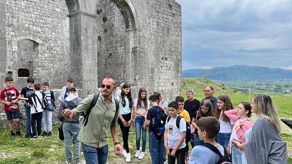 Nxënës shqiptarë nga Mali i Zi vizitojnë kalanë e Rozafës