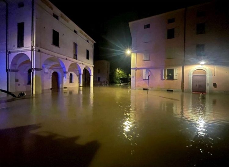 Dy viktima nga përmbytjet në Itali, aktivizohet ushtria
