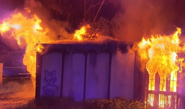 Zjarri përfshin kantierin në Çeki, humbin jetën 8 persona