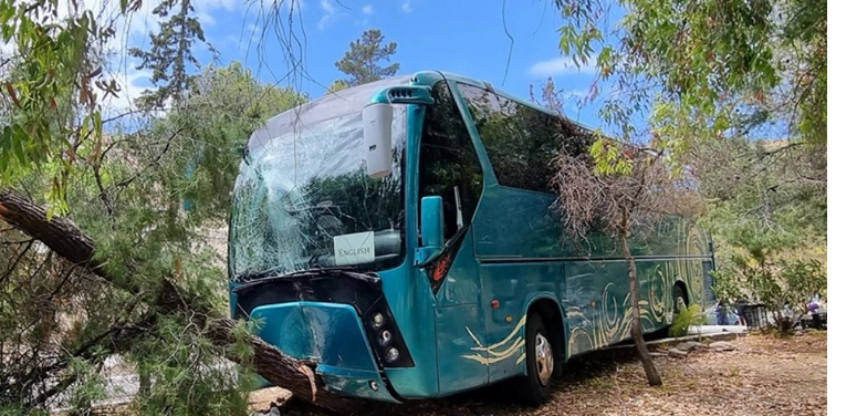 Shoferi harroi frenat e dorës, autobusi përplas tre nxënëse në Greqi