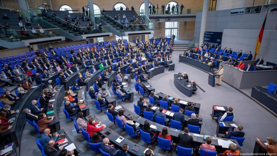 Parlamenti gjerman shqyrton mandatin e KFOR në Kosovë