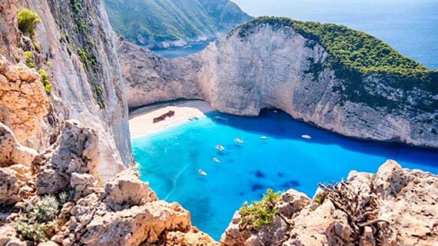 Autoritetet i vendosin 'kyçin' plazhit më të bukur në Greqi, zbulohen arsyet
