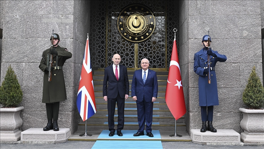 Ministri turk i Mbrojtjes pret me ceremoni zyrtare homologun britanik