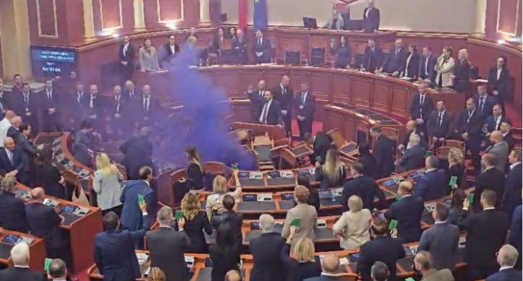 Tymueset në sallë, Policia e Tiranës mbërrin në Parlament