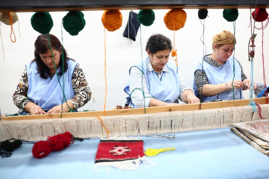 Pasuritë e konfiskuara të krimit në shërbim të grave artizane, bëjnë punime tradicionale me materiale të riciklueshme