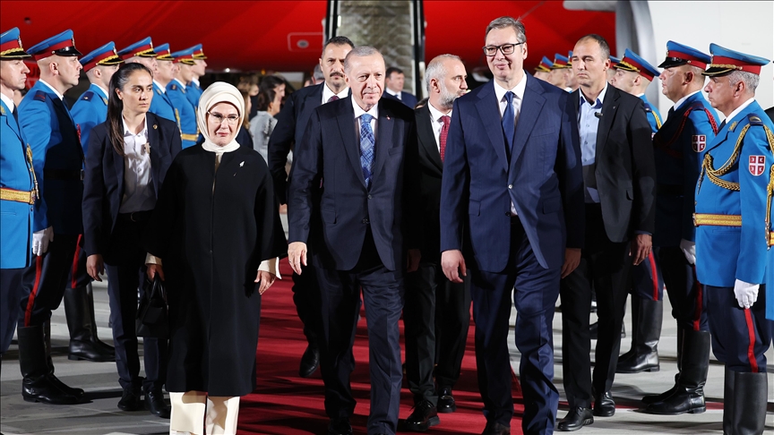 Erdoğan mbërrin për vizitë në Beograd, në aeroport pritet nga Vuçiq