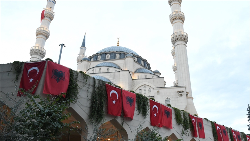 Xhamia e Namazgjasë në Tiranë dekorohet me flamuj të Shqipërisë dhe Türkiyes