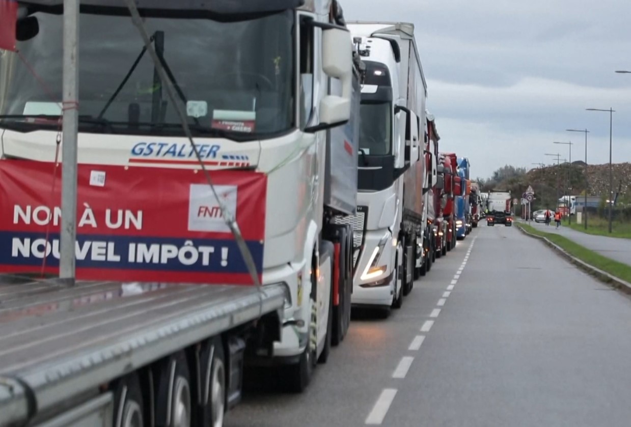 Shoferët e kamionëve bllokojnë autostradën në Francë, protestojnë kundër taksave