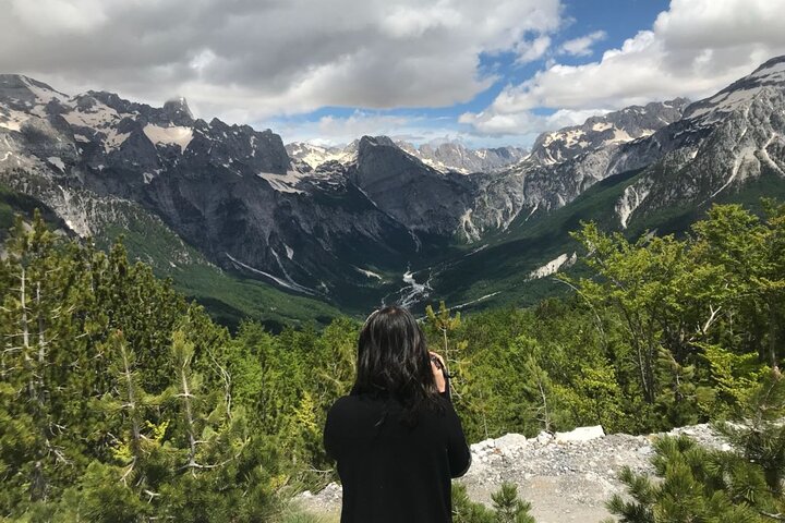 Valbona destinacion gjithëvjetor, turistët shijojnë ecjet në shtigje