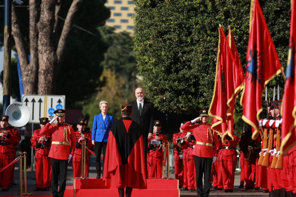 Rama ndan foto: Von der Leyen nis turin ballkanik nga Shqipëria e ulur në tryezën e negociatave