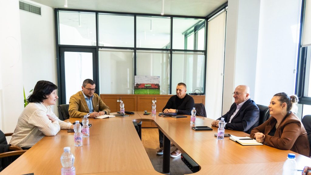 Rinovimi i stadiumit “Durim Qypi” në Përmet, përfaqësues të FSHF takim me kryebashkiaken