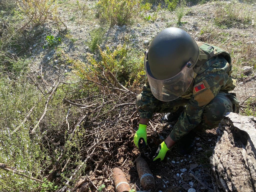 Ekspertët EOD të Batalionit të Xhenios largojnë municionet e rrezikshme të gjetura në fshatin Borsh