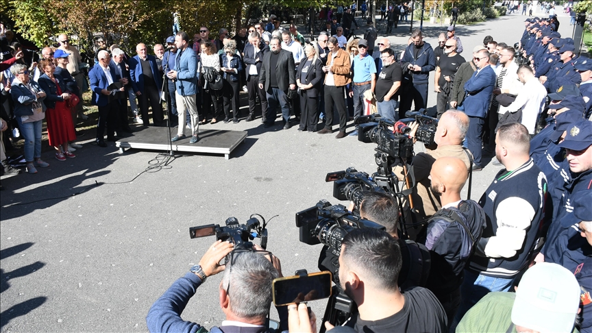 Vazhdojnë protestat para Bashkisë së Tiranës