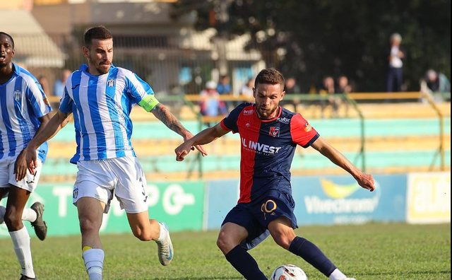 Hodhën lëndë piroteknike në stadium, procedohen 2 persona