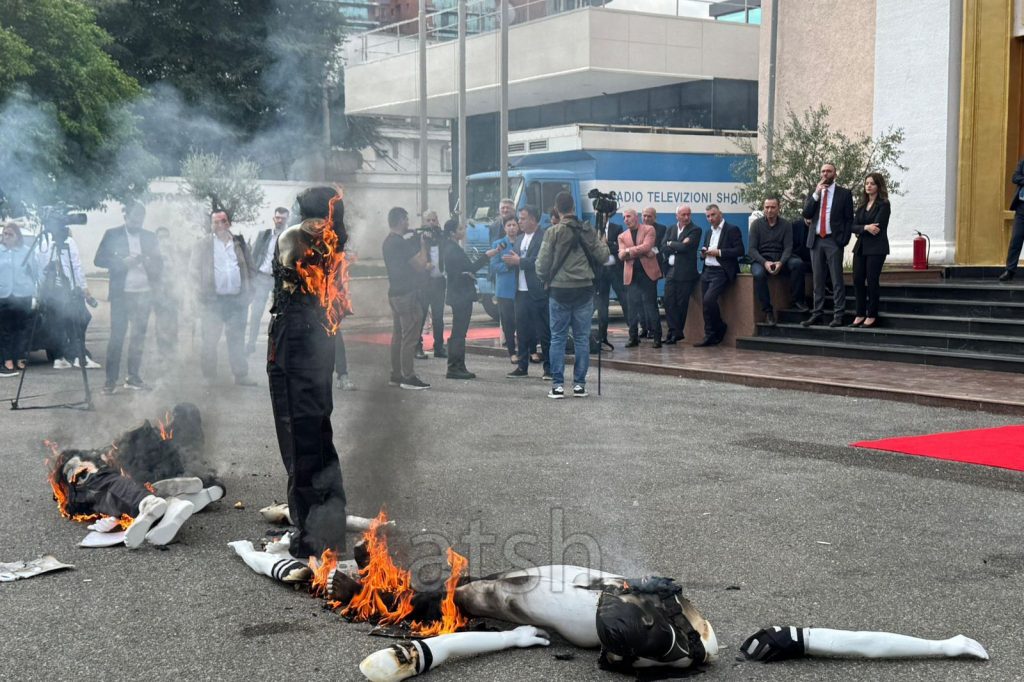 Deputetët e opozitës, kaos jashtë Kuvendit, u vënë flakën katër manekinëve