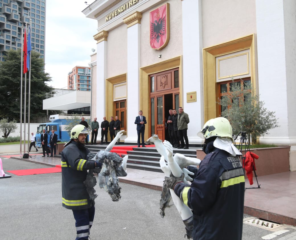 Zjarrfikësit pastrojnë oborrin e Parlamentit nga manekinët e djegur, në terren dhe ekspertët e kriminalistikës