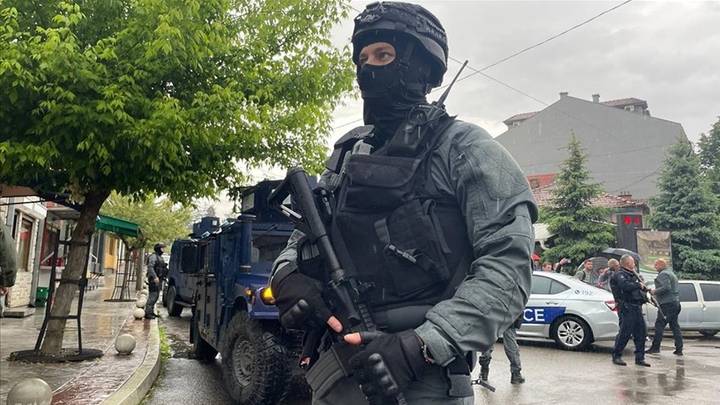 Arrest shtëpiak për katër të rinjtë që sulmuan policinë e Kosovës në veri