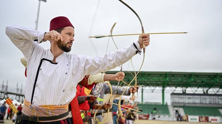 Lojërat Botërore Nomade: Fokusi të gjuajtja turke tradicionale me hark