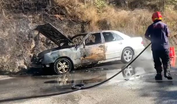 Përfshihet nga flakët automjeti në aksin “Fier-Levan”, shpëtojnë drejtuesi dhe pasagjerja