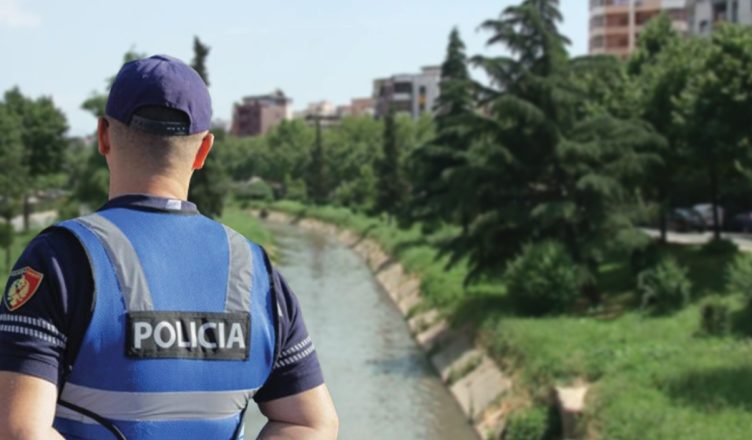 Skenë si nëpër filma, policia e ndiqte sepse ishte shpallur në kërkim, një person përfundon në Lanë me motorr