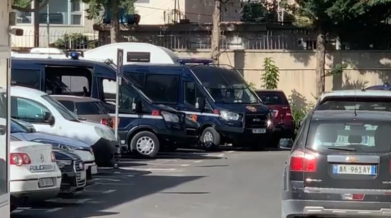 Aksioni i antidrogës shtrihet edhe në Vlorë, 50 të shoqëruar në polici