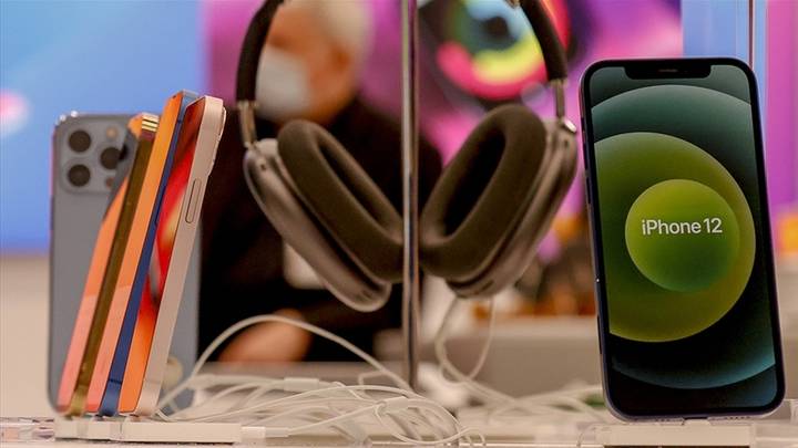 Rrezatimi mbi pragun e lejuar, Franca ndalon shitjet e iPhone 12