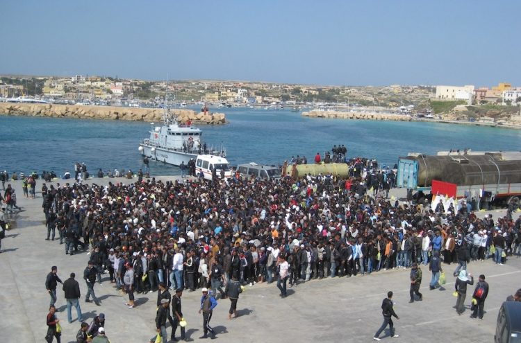 Rreth 7 mijë emigrantë mbërrijnë brenda 24 orëve në Lampedusa, Meloni kërkon ndihmë