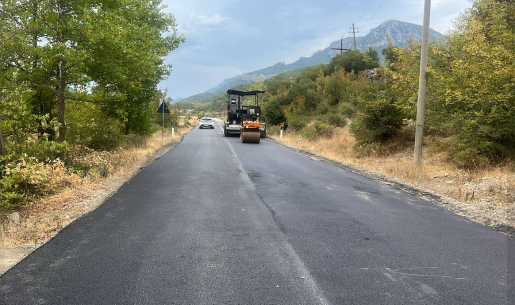 Përfundon shtrimi me asfalt i rrugës Çarshovë-Tre Urat