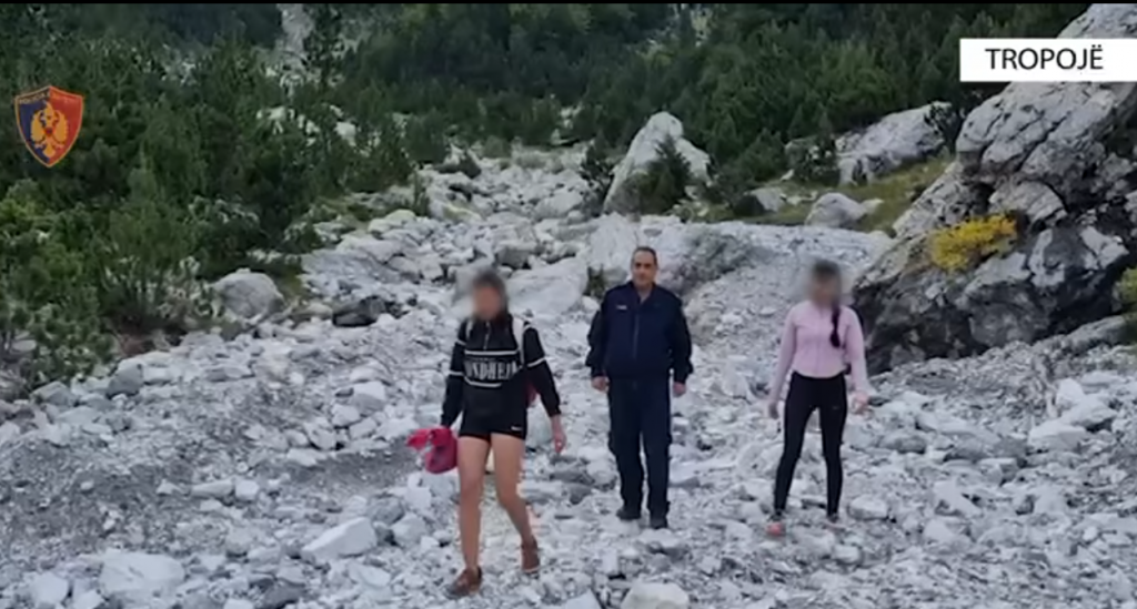 Humbën rrugën teksa eksploronin Majën e Jezercës, Policia u shkon në ndihmë dy turisteve angleze