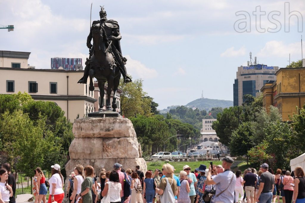 Mbi 2.1 milionë të huaj vizituan Shqipërinë në gusht